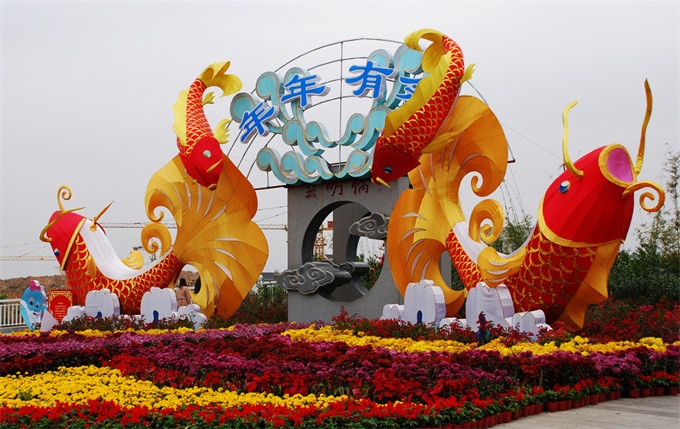 南京生产彩灯厂商说，灯笼有这些特点_元宵节节日花灯公司 第2张图片