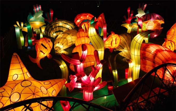 上海彩灯制造公司制作灯笼分享技巧五个步骤_元宵花灯厂家 第2张图片